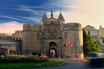 Puerta amurallada a Toledo