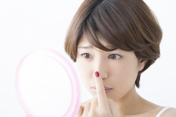鏡をみる暗くなる女性　ニキビ　おでき