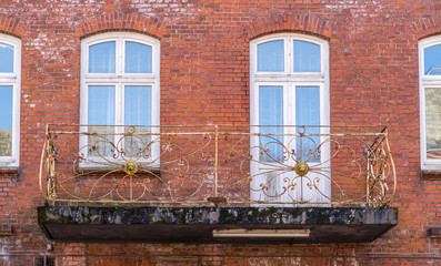 Altes Haus mit Balkon und Fenstern