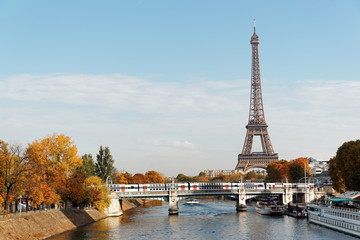 tour Eiffel ,île aux cygnes et train de banlieue