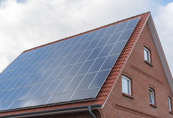 Solarzellen auf einem Dach eines Hauses