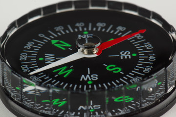 Round magnetic compass