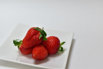 角皿のいちご　斜め
