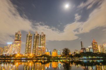 Obraz premium Cityscape of Benjakiti park Bangkok downtown city at night twilight evening, Bangkok Thailand.