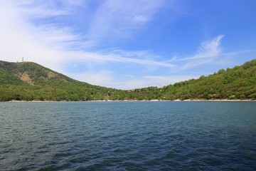 青空と赤城山小沼