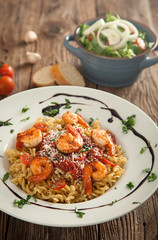 Nudeln mit Garnelen und frischen Salat
