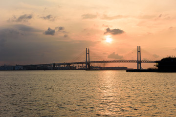 Fototapeta premium 横浜の夜明けの橋