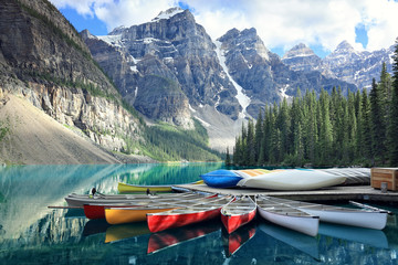 Lac Moraine dans les montagnes Rocheuses, Alberta, Canada