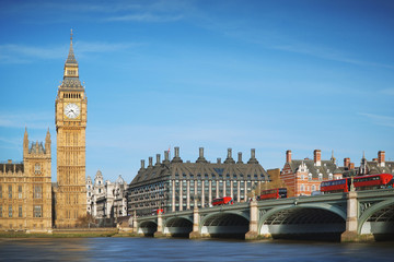 Fototapeta premium Londyn, Wielka Brytania. Big Ben i Westminster Bridge z czerwonymi autobusami.