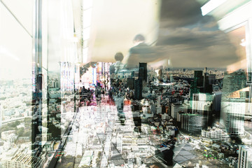 Obraz premium Podwójna ekspozycja z tokijskim miastem i pieszymi spacerami