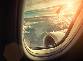 Fototapeta premium Piękny widok z iluminator samolotu na niebie z chmurami und