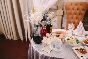 The table at the wedding for the newlyweds in a winter style