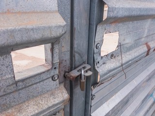 Puerta de metal cerrada con candado