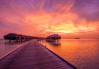 Papier Peint photo Mer / coucher de soleil Coucher de soleil sur la plage des Maldives