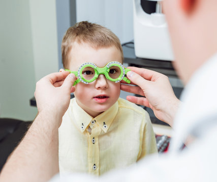 Trial frame. Glasses prescription for a child. Child's hypermetropy. Child's shortsightedness. Child's myopia. Child's longsightedness. Ametropy correction with glasses.