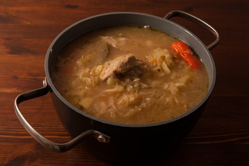 Garnek pełen zupy z kapusty kiszonej