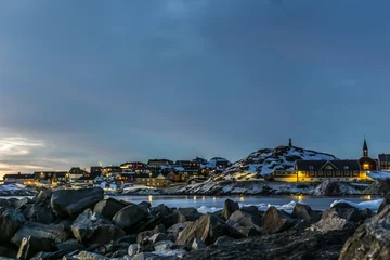 Foto op Aluminium Nuuk stad oude haven zonsondergang uitzicht met stenen en ijsbergen, Groenland © vadim.nefedov