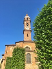 Fototapeta na wymiar campanile del duomo di Saluzzo in primavera