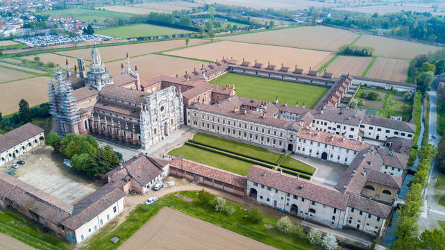 Vista aerea della Certosa di Pavia, costruita alla fine del XIV secolo,  campi e chiostro del monastero e santuario in provincia di Pavia, Lombardia, Italia