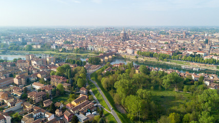 Vista aerea di Pavia e del fiume Ticino, vista del Duomo di Pavia, Ponte Coperto e del Castello Visconteo. Lombardia, Italia