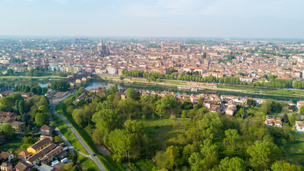Obraz premium Vista aerea di Pavia e del fiume Ticino, vista del Duomo di Pavia, Ponte Coperto e del Castello Visconteo. Lombardia, Italia