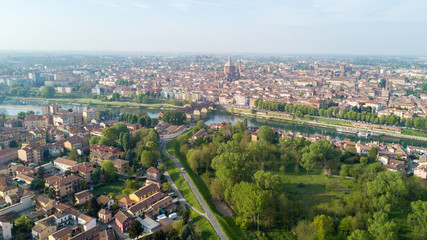 Vista aerea di Pavia e del fiume Ticino, vista del Duomo di Pavia, Ponte Coperto e del Castello Visconteo. Lombardia, Italia