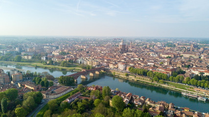 Fototapeta premium Vista aerea di Pavia e del fiume Ticino, vista del Duomo di Pavia, Ponte Coperto e del Castello Visconteo. Lombardia, Italia