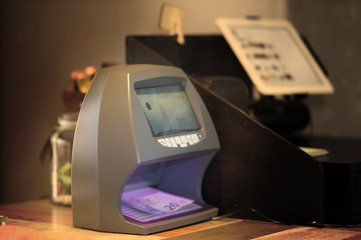 Banknote detector in a cafe