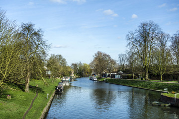  river cam with house boats in Cambridge