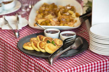 cheesecakes for branch. Round cheese cakes with jam on a plate