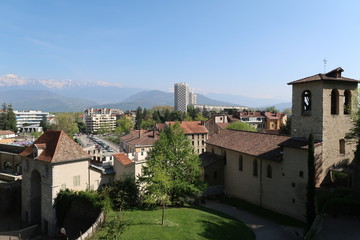 Fototapeta na wymiar Vue sur la ville de Grenoble et de ses environs