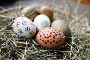 Viele Bunte Sorbische Ostereier mit Wachstechnik selbst gestaltet in einem Bastkorb auf Gras