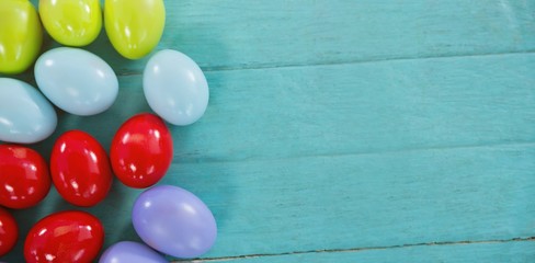 Obraz premium Colorful Easter eggs on wooden surface