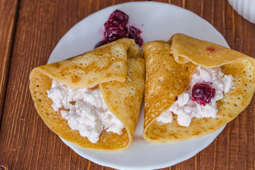 Блины с творогом и вишневым  вареньем.