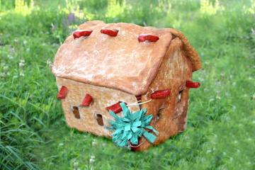 Ein Haus aus Brot gebacken auf einer Wiese