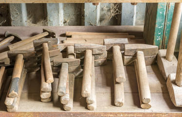 Verschiedene Hammer in einer Werkstatt