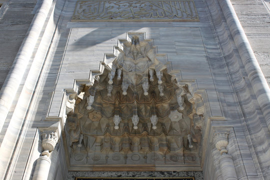 Stalaktitenportal an der osmanischen S&uuml;leymaniye-Moschee in Istanbul, T&uuml;rkei