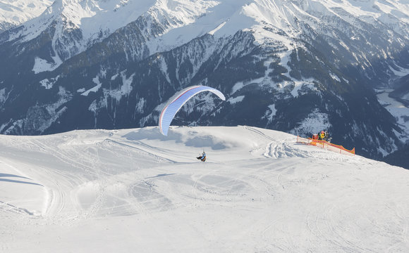The pilot begins flight on a paraplane with a mountain-skiing slope of Penken - Mayrhofen, Austria