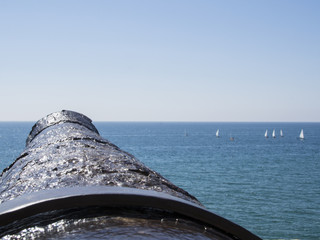 Antiguo ca&ntilde;&oacute;n de bronce apuntando hacia el mar