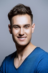 Obraz premium smiling handsome man