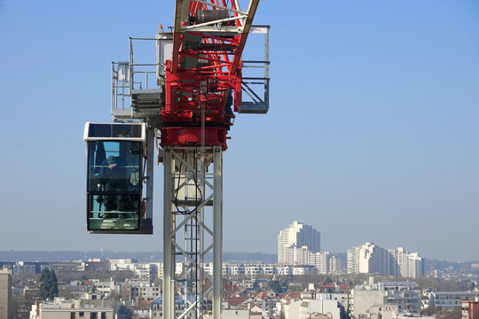 Un grutier dans sa cabine