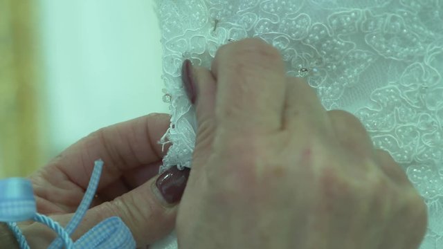 sarta cuce un abito da sposa