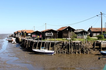 Fototapeta na wymiar port ostréicole de Gujan-Mestras à marée basse