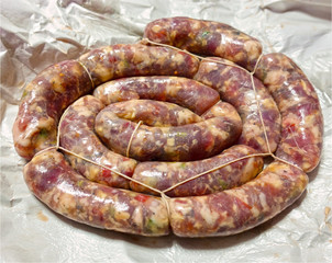 ruota di salsiccia pronta da cuocere © bellux