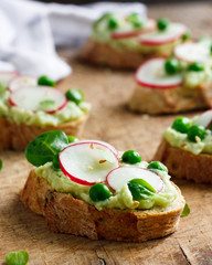 Vegetable bruschetta with guacamole