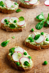 Vegetable bruschetta with guacamole