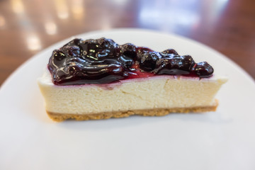 Blueberry cheese cake .