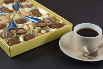 Pralinen und Kaffee