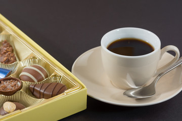 Pralinen und Kaffee