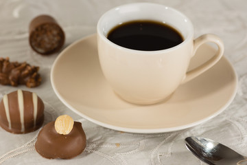 Kaffee und Praline